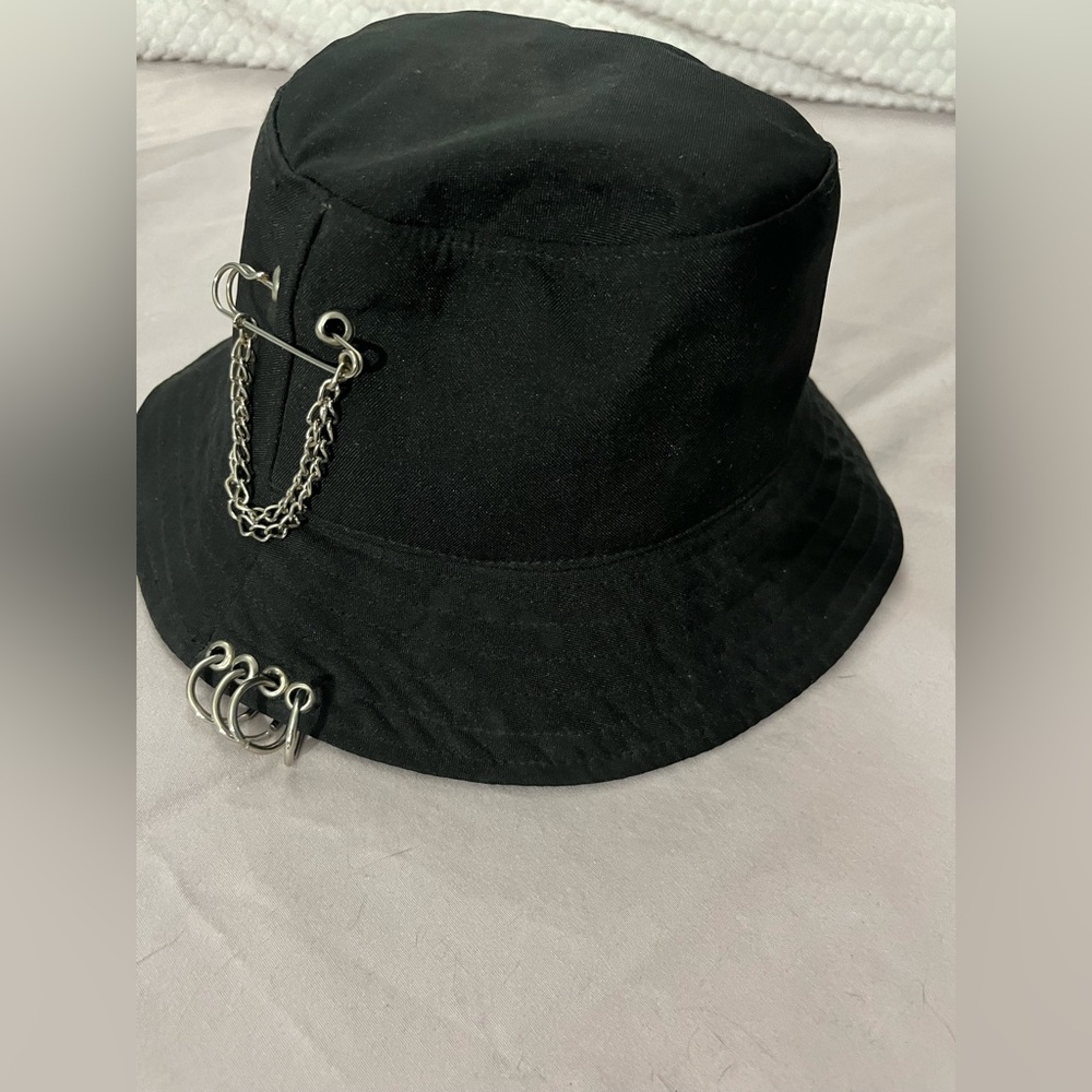 Emo punk chain Bobby pin bucket hat
